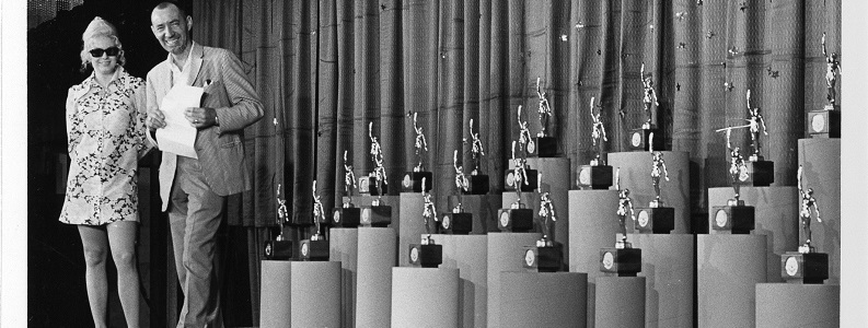 Préparatifs pour le gala du Club Médaille d'or. À droite : Jacques Sarrazin, 1969, Willie Dagenais, Archives UQAM, Fonds d'archives de la Palestre nationale, 1P-625:03:F3/15