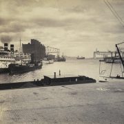Bateaux près du quai Victoria, avec le pont Jacques-Cartier en construction au loin, port de Montréal, vers 1928 Harry Sutcliffe, Musée McCord, M2011.64.2.2.201