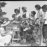 Des apprentis jardiniers du Jardin botanique de Montréal font peser le fruit de leurs récoltes sur une balance, 1941, Conrad Poirier, BAnQ, P48,S1,P6405