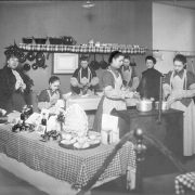 Cours de cuisine à l’École ménagère provinciale, Université de Montréal, Division des archives, E00811FP01487
