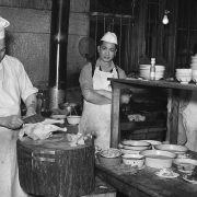 Cuisiniers dans un restaurant du Quartier chinois, 3 mars 1940, Conrad Poirier, BAnQ, P48, S1, P5164