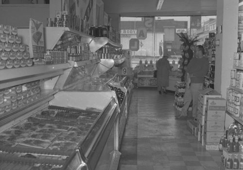 Intérieur du marché A. Deslauriers, 1963, Archives de la Ville de Montréal, VM94C196-0057 