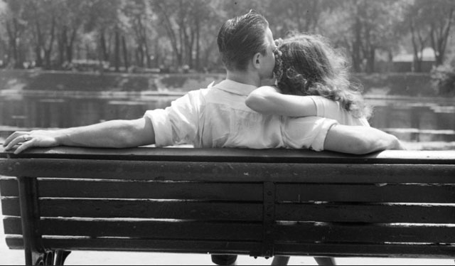 Amoureux assis sur un banc du parc Lafontaine à Montréal, 1947, Conrad Poirier, BAnQ, P48,S1,P15120