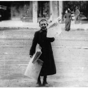 Crieur de journaux dans la rue, vers 1905, Anonyme, 20e siècle, Musée McCord, MP-0000.586.112