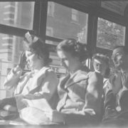 Voyageurs dans le tramway à l’heure de pointe, 1941, Conrad Poirier, BAnQ, P48,S1,P6879